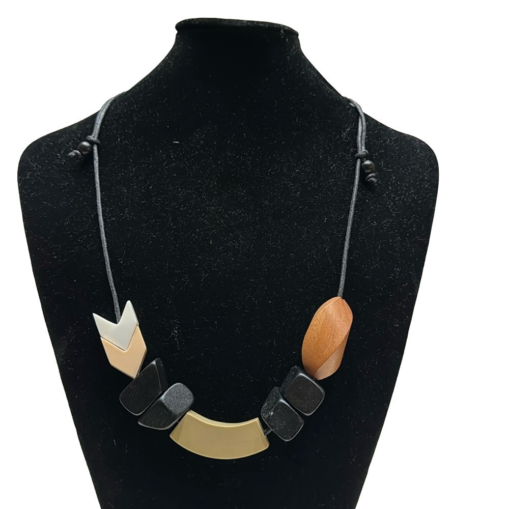 NWT decouture wood & resin necklace